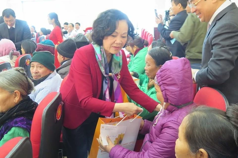 Trưởng ban Dân vận Trung ương Trương Thị Mai tặng quà các bệnh nhân. (Ảnh: Thái Hùng/TTXVN)