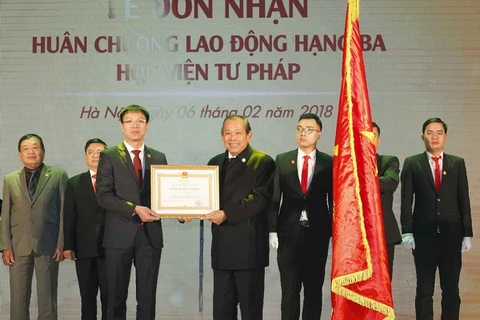 Phó Thủ tướng Thường trực Chính phủ Trương Hòa Bình đã trao Huân chương Lao động hạng Ba tặng Học viện Tư pháp.. (Ảnh: Văn Điệp/TTXVN)