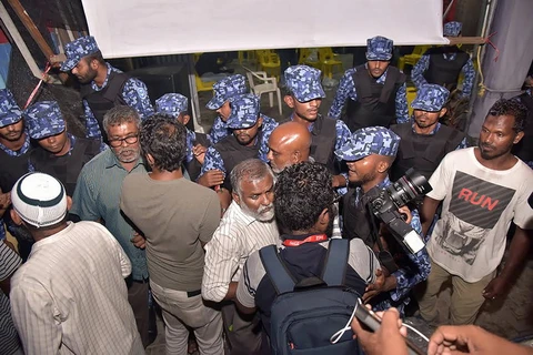 Cảnh sát Maldives phong tỏa trụ sở đảng đối lập chính Phong trào dân chủ Maldives gần thủ đô Male ngày 2/2. (Nguồn: AFP/TTXVN)
