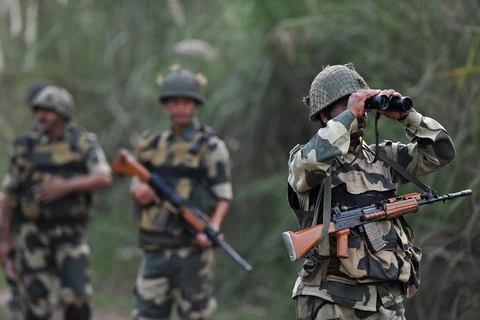 Binh sỹ Ấn Độ tuần tra tại khu vực R.S Pora, tây nam Jammu ở biên giới Ấn Độ-Pakistan. (Nguồn: AFP/TTXVN)