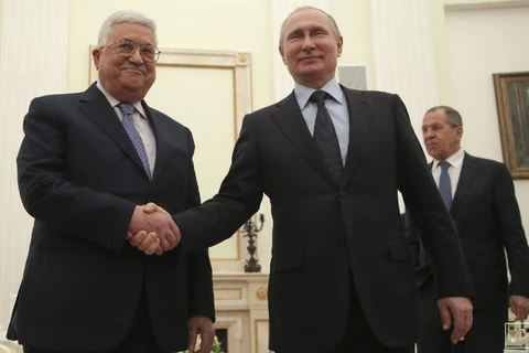 Tổng thống Nga Vladimir Putin (phải) và nhà lãnh đạo Mahmoud Abbas. (Nguồn: Reuters)