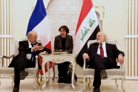 Ngoại trưởng Iraq Ibrahim al-Jaafari (phải) và Ngoại trưởng Pháp Jean-Yves Le Drian trong cuộc gặp tại Baghdad ngày 12/1. (Nguồn: AFP/TTXVN)