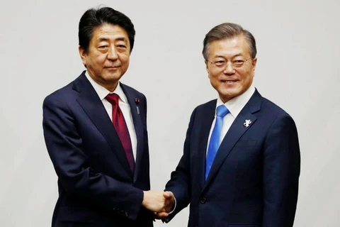 Thủ tướng Shinzo Abe (trái) và Tổng thống Hàn Quốc Moon Jae-in bên lề Thế vận hội mùa Đông PyeongChang 2018. (Nguồn: straitstimes.com)