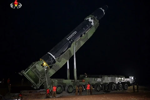 Tên lửa liên lục địa được đặt vào bệ phóng di động ở Triều Tiên, chuẩn bị cho vụ phóng. (Nguồn: Yonhap/TTXVN)