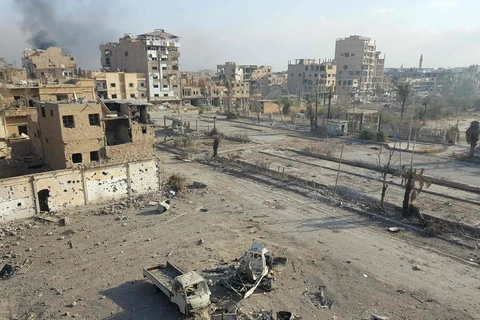 Cảnh đổ nát sau giao tranh tại Deir el-Zour, Syria. (Nguồn: AFP/TTXVN)