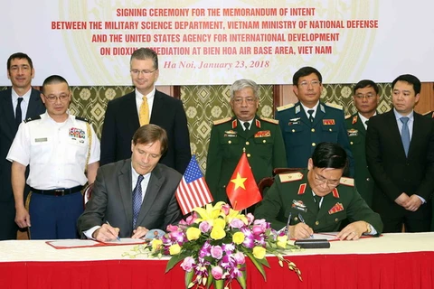 Lễ ký bản ghi nhận ý định giữa Cục khoa học quân sự, Bộ Quốc phòng Việt Nam với cơ quan phát triển quốc tế Hoa Kỳ về xử lý ô nhiễm dioxin ở khu vực sân bay Biên Hòa. (Ảnh: An Đăng/TTXVN)