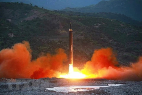 Triều Tiên phóng thử thành công tên lửa đạn đạo đất đối đất Hwasong-12 năm 2017. (Nguồn: YONHAP/TTXVN)