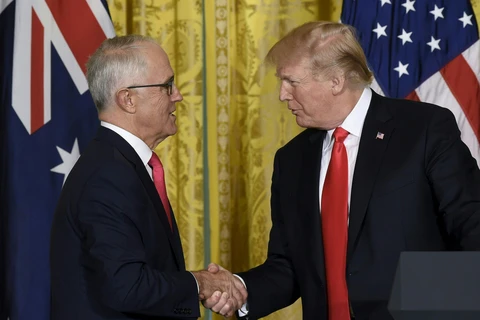 Tổng thống Mỹ Donald Trump (phải) ngày 24/2 đã có cuộc hội đàm với Thủ tướng Australia Malcolm Turnbull (trái). (Nguồn: AFP/TTXVN)