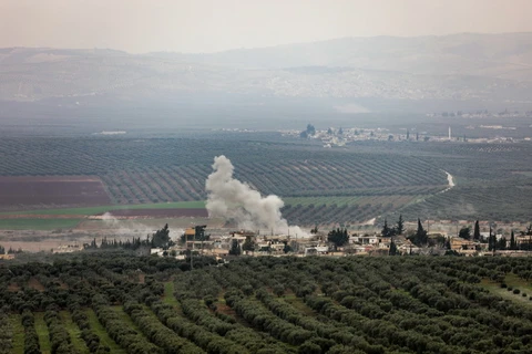  Khói bốc lên từ làng Deir Ballut ở vùng Afrin, Syria sau một cuộc không kích do Thổ Nhĩ Kỳ tiến hành ngày 10/2. (Nguồn: AFP/TTXVN)