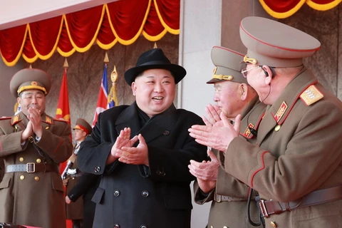 Nhà lãnh đạo Triều Tiên Kim Jong-un dự lễ diễu binh kỷ niệm 70 năm Ngày thành lập quân đội ở Bình Nhưỡng ngày 8/2. (Nguồn: YONHAP/TTXVN)