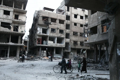 Cảnh đổ nát sau một cuộc không kích tại khu vực Arbin, Đông Ghouta, Syria ngày 25/2. (Nguồn: AFP/TTXVN)