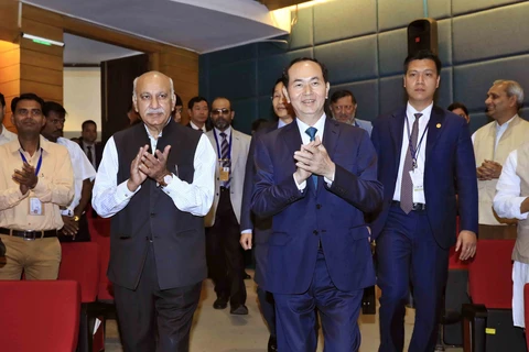 Chủ tịch nước Trần Đại Quang thăm cán bộ nhân viên Đại sứ quán và cộng đồng người Việt tại Ấn Độ. (Ảnh: Nhan Sáng/TTXVN)