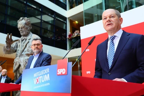 Chủ tịch tạm quyền đảng SPD, ông Olaf Scholz (phải) phát biểu tại Berlin ngày 4/3. (Nguồn: AFP/TTXVN)
