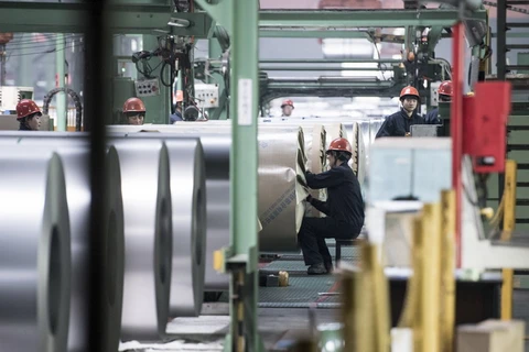 Công nhân làm việc tại nhà máy thép ở Đường Sơn, tỉnh Hà Bắc, Trung Quốc. (Nguồn: AFP/TTXVN)