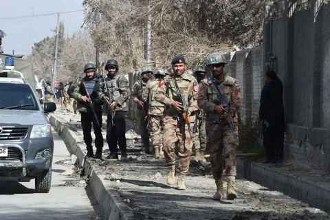 Lực lượng an ninh Pakistan tuần tra tại hiện trường một vụ đánh bom liều chết. (Nguồn: AFP/TTXVN)