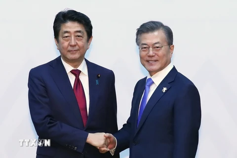 Tổng thống Hàn Quốc Moon Jae-in (phải) và Thủ tướng Nhật Bản Shinzo Abe (trái) tại cuộc gặp ở PyeongChang ngày 9/2. (Nguồn: Yonhap/TTXVN)