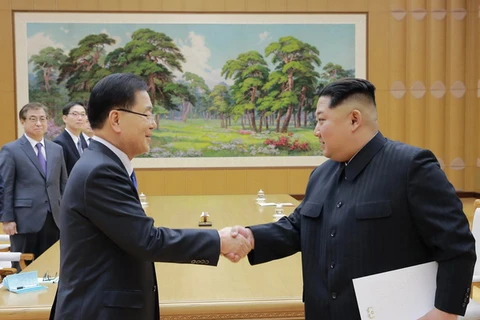 Nhà lãnh đạo Kim Jong-un (phải) và đặc phái viên của Tổng thống Hàn Quốc, ông Chung Eui-yong (trái) trong cuộc gặp tại Bình Nhưỡng ngày 5/3. (Nguồn: Yonhap/TTXVN)