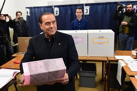 Cựu Thủ tướng Italy Silvio Berlusconi tại điểm bầu cử ở Milan ngày 4/3. (Nguồn: THX/TTXVN).