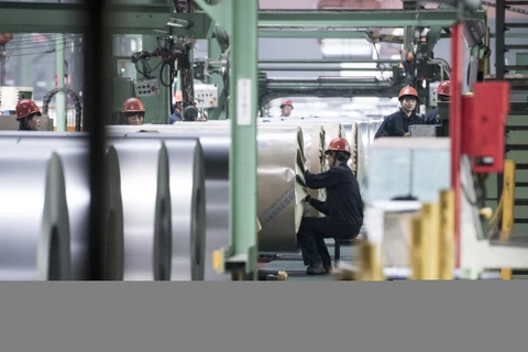 Công nhân làm việc tại nhà máy thép ở Đường Sơn, tỉnh Hà Bắc, Trung Quốc. (Nguồn: AFP/TTXVN)