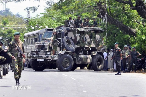 Cảnh sát tuần tra tại Pallekele, huyện Kandy, Sri Lanka ngày 6/3. (Nguồn: AFP/TTXVN)