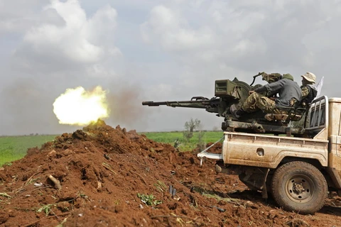 Các tay súng nhóm Quân đội Syria Tự do được Thổ Nhĩ Kỳ hậu thuẫn giao tranh với các tay súng người Kurd tại Afrin, gần biên giới Thổ Nhĩ Kỳ ngày 7/3. (Nguồn: AFP/TTXVN)
