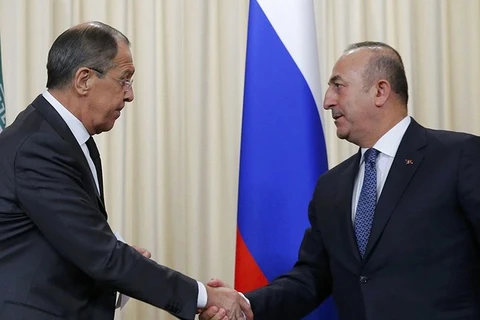 Ngoại trưởng Nga Sergei Lavrov (trái) người đồng cấp Thổ Nhĩ Kỳ Mevlut Cavusoglu tại Moskva. (Nguồn: Reuters)