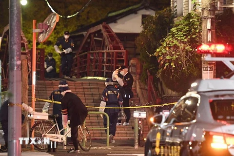 Cảnh sát Nhật Bản điều tra tại hiện trường một vụ tấn công bằng dao năm 2017. (Nguồn: Kyodo/TTXVN)