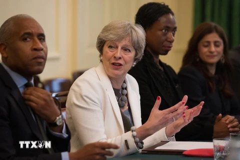 Thủ tướng Anh Theresa May (thứ 2, trái) trong cuộc họp tại London. (Nguồn: AFP/TTXVN)