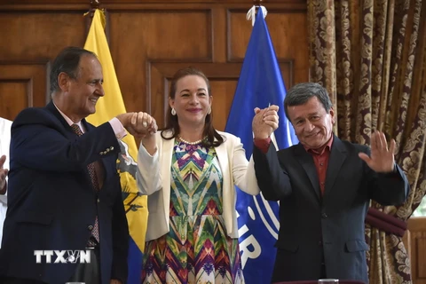 Trưởng đoàn đàm phán Chính phủ Colombia Juan Camilo Restrepo, Ngoại trưởng Ecuador Maria Fernanda Espinoza và Trưởng đoàn đàm phán ELN Pablo Beltran trong cuộc họp tại Quito, Ecuador ngày 4/9/2017. (Nguồn: AFP/TTXVN)