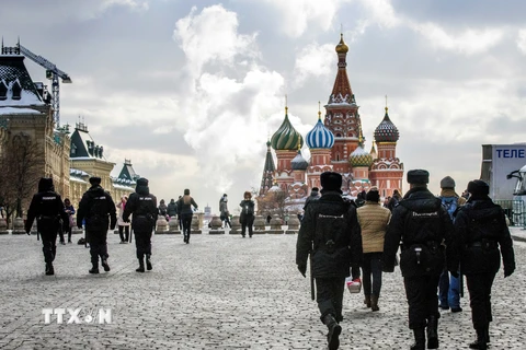 Lực lượng an ninh Nga tuần tra trên Quảng trường Đỏ ở Moskva ngày 16/3. (Nguồn: AFP/TTXVN)