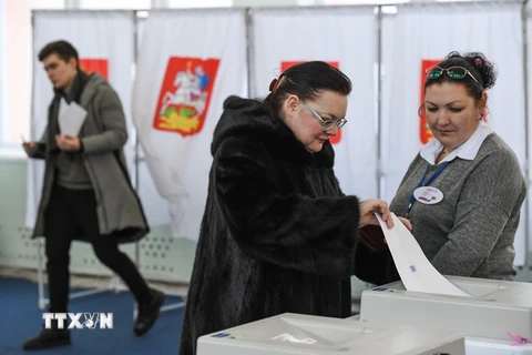 Cử tri Nga bỏ phiếu tại một điểm bầu cử ở thủ đô Moskva ngày 18//3. (Nguồn: AFP/TTXVN)
