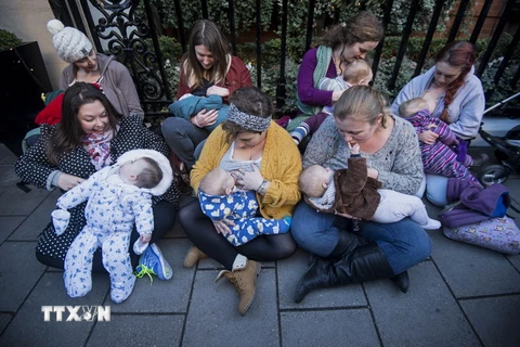Các bà mẹ cho con bú tại London, Anh. (Nguồn: AFP/TTXVN)