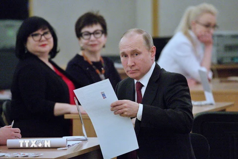 Đương kim Tổng thống Nga Vladimir Putin bỏ phiếu tại điểm bầu cử ở Moskva ngày 18/3. (Nguồn: THX/TTXVN)