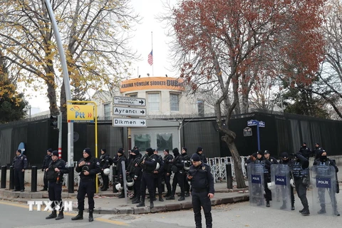 Cảnh sát Thổ Nhĩ Kỳ tăng cường an ninh tại khu vực Đại sứ quán Mỹ ở Ankara ngày 7/12/2017. (Nguồn: AFP/TTXVN)