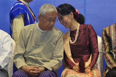 Phó Tổng thống U Myint Swe (trái) và Cố vấn Nhà nước Aung San Suu Ky. (Nguồn: AFP)
