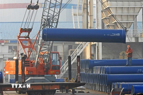 Vận chuyển thép ống tại cảng ở Liên Vận Cảng, tỉnh Giang Tô, Trung Quốc. (Nguồn: AFP/TTXVN)