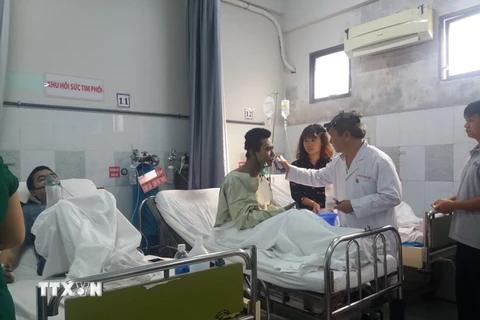 Nạn nhân của vụ cháy đang được cứu chữa tại Bệnh viện Nguyễn Tri Phương. (Ảnh: Đinh Hằng/TTXVN)