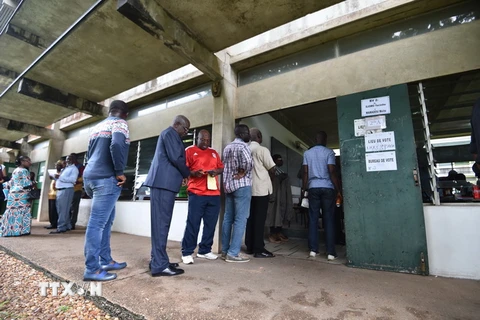 Cử tri xếp hàng chờ bỏ phiếu bầu Thượng viện tại điểm bầu cử ở Abidjan, Cote d'Ivoire ngày 24/3. (Nguồn: AFP/TTXVN)