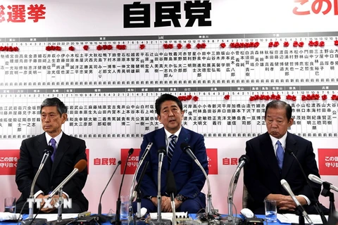 Thủ tướng Nhật Bản đồng thời là Chủ tịch LDP Shinzo Abe (giữa), Phó Chủ tịch LDP Masahiko Komura (trái) và Tổng thư ký LDP Toshihiro Nikai trong một cuộc họp báo tại trụ sở đảng ở Tokyo. (Nguồn: THX/TTXVN)