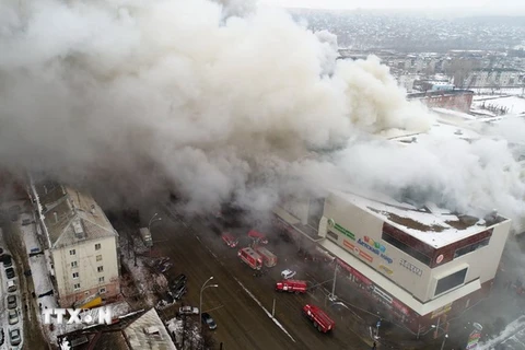 Khói bốc lên trong vụ hỏa hoạn tại trung tâm thương mại ''Anh đào mùa Đông.'' (Nguồn: THX/TTXVN)