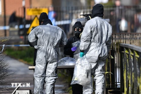 Cảnh sát Anh thu thập các bằng chứng sau vụ cựu điệp viên hai mang người Nga Sergei Skripal cùng con gái bị đầu độc tại thành phố Salisbury ngày 16/3. (Nguồn: AFP/TTXVN)