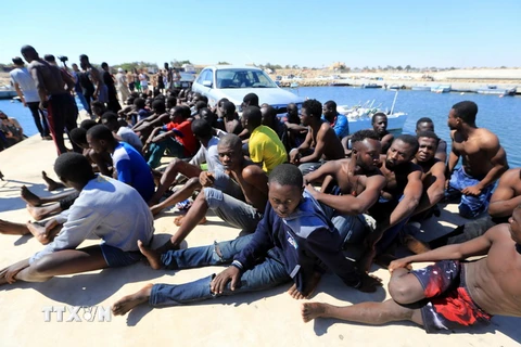 Người di cư từ châu Phi được lực lượng bảo vệ bờ biển Libya giải cứu ngoài khơi thị trấn Guarabouli tháng 7/2017. (Nguồn: AFP/TTXVN)