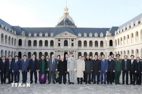 Tổng Bí thư Nguyễn Phú Trọng với các đại biểu tại Điện Invalides. (Ảnh: Trí Dũng/TTXVN)