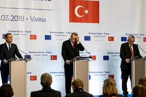 Chủ tịch EU Donald Tusk (trái) Tổng thống Thổ Nhĩ Kỳ Tayyip Erdogan (giữa) và Chủ tịch EC Jean-Claude Juncker (phải). (Nguồn: AFP)