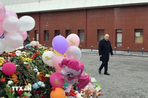 Tổng thống Nga Vladimir Putin đặt hoa tưởng niệm các nạn nhân trong vụ hỏa hoạn trung tâm thương mại ở Kemerovo ngày 27/3. (Nguồn: AFP/TTXVN)
