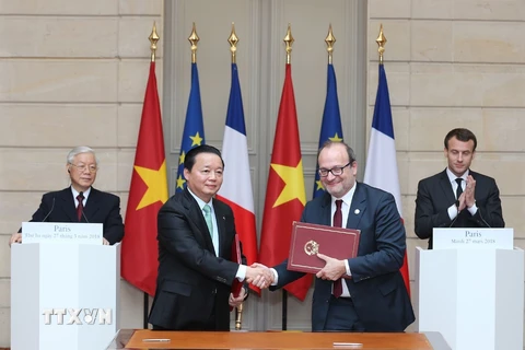  Lễ ký kết Bản ghi nhớ triển khai quan hệ Đối tác chiến lược Thỏa thuận Paris giữa Bộ Tài nguyên và Môi trường với Cơ quan Phát triển Pháp (AFD).(Ảnh: Trí Dũng/TTXVN)