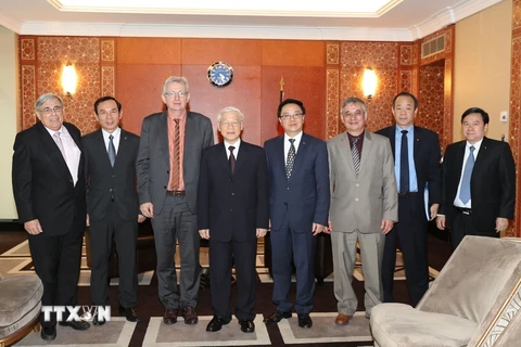 Tổng Bí thư Nguyễn Phú Trọng và Bí thư toàn quốc Đảng Cộng sản Pháp Pierre Laurent (thứ 3 từ trái sang) cùng các đại biểu chụp ảnh chung. (Ảnh: Trí Dũng/TTXVN)
