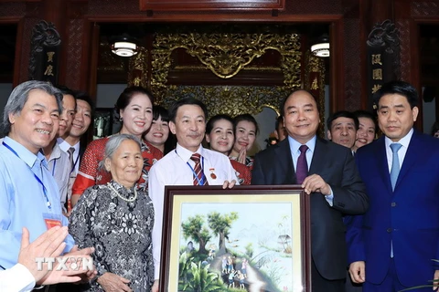 Thủ tướng Nguyễn Xuân Phúc tới tham và tặng quà cho nghệ nhân nhân dân Trần Độ tại xã Bát Tràng. (Ảnh: Thống Nhất/TTXVN)