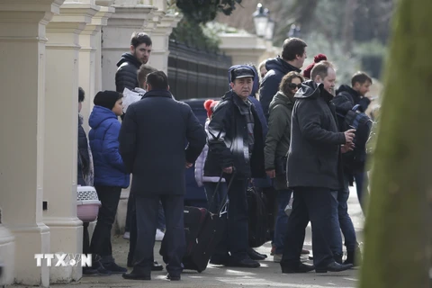 Các nhà ngoại giao Nga và gia đình rời Đại sứ quán Nga ở London, Anh ngày 20/3. (Nguồn: AFP/TTXVN)