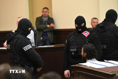 Đối tượng Salah Abdeslam (phải) tại phiên tòa ở Brussels, Bỉ ngày 5/2. (Nguồn: AFP/TTXVN)